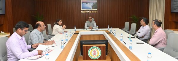 मुख्य सचिव ने की कल्याणकारी योजनाओं के शत-प्रतिशत क्रियान्वयन की समीक्षा