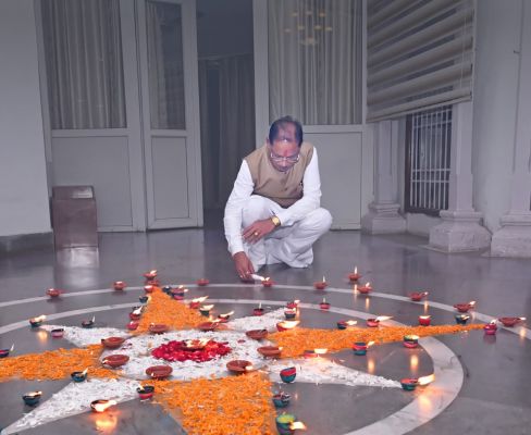प्रधानमंत्री  नरेंद्र मोदी के जन्मदिवस पर मुख्यमंत्री विष्णु देव साय ने अपने निवास पर जलाया &lsquo;आशीर्वाद का दीया&rsquo;