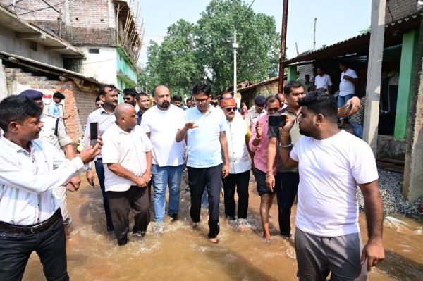 बाढ़ की मुश्किल घड़ी में अपनों के बीच पहुंचे वित्त मंत्री चौधरी