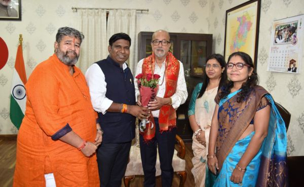  राज्यपाल डेका से कामधेनु विश्वविद्यालय के कार्य परिषद सदस्यों ने की भेंट