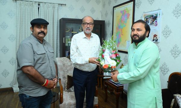 राज्यपाल रमेन डेका से महाराजा कमल चंद्र भंज देव ने दिया बस्तर दशहरे का न्यौता