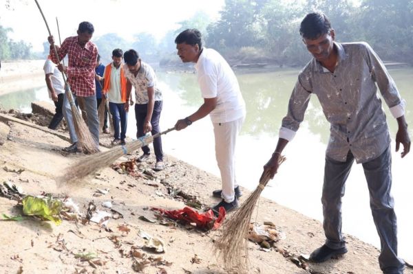 रामपुर आश्रम में जनभागीदारी से चला सेवा संकल्प के साथ स्वच्छता  अभियान