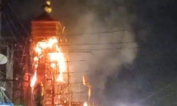 दुर्गा पंडाल में लगी आग, मूर्ति लाते समय आतिशबाजी से आग लगने की आशंका