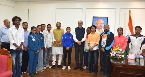 राज्यपाल रमेन डेका से प्रदेश के उत्कृष्ट खिलाड़ियों ने की सौजन्य भेंट