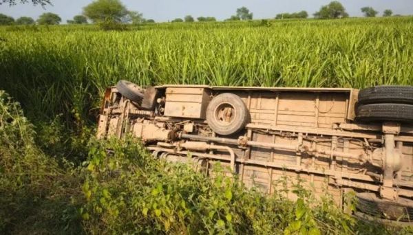 कवर्धा में बच्चों से भरी स्कूल बस पलटी, कई बच्चे घायल