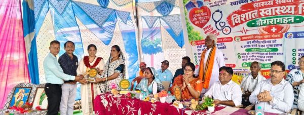 धमतरी के मोंगरागहन में लगा मेगा स्वास्थ्य शिविर... 641 ग्रामीणों का उपचार, 51 को बांटे गए चश्मे  ​
