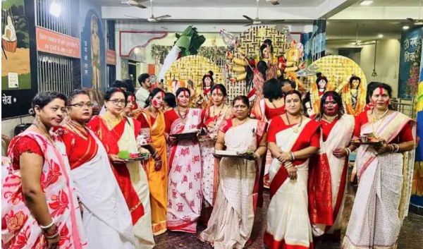 सुहागिनों ने सिंदूर खेलकर माँ दुर्गा को दी विदाई