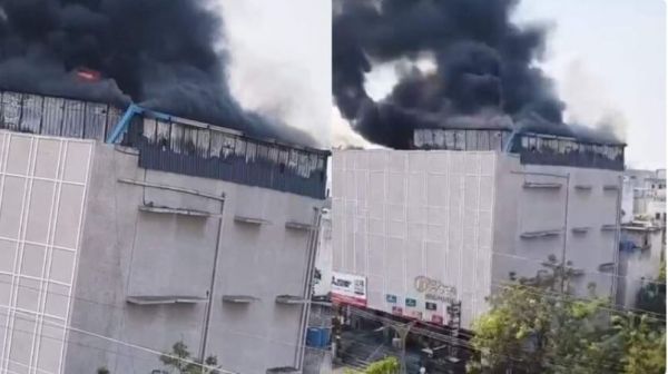 पंडरी कपड़ा मार्केट में सिटी सेंटर मॉल के पास लगी भीषण आग