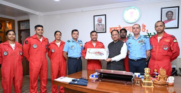 मुख्यमंत्री विष्णु देव साय से भारतीय वायु सेना की सारंग हेलीकॉप्टर डिस्प्ले टीम ने की सौजन्य मुलाकात