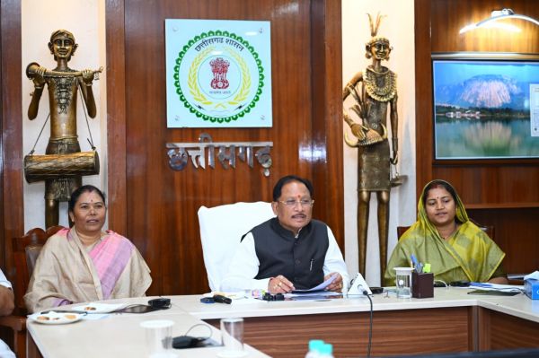 मुख्यमंत्री  विष्णु देव साय ने पूर्व केंद्रीय मंत्री स्वर्गीय लरंग साय जी की प्रतिमा का किया वर्चुअल अनावरण