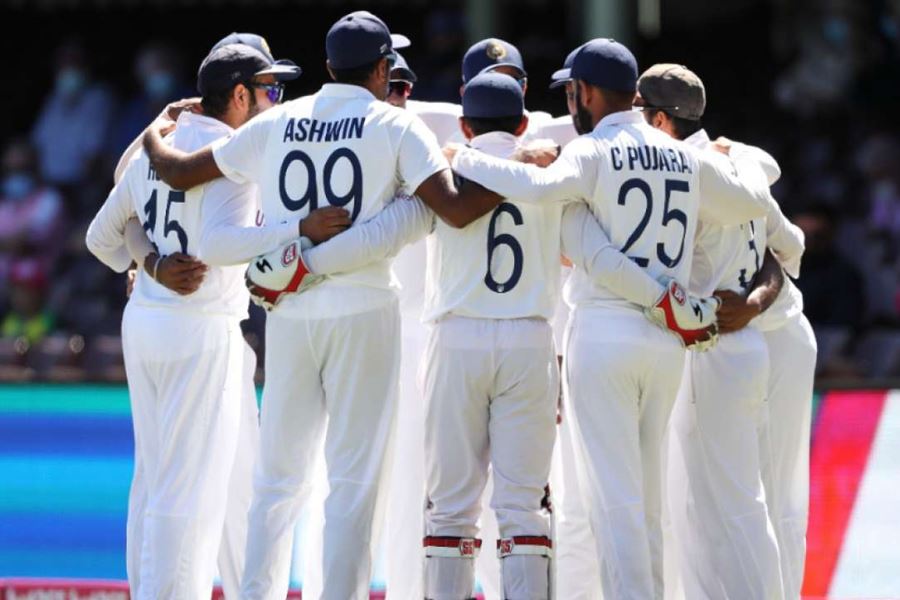 आस्ट्रेलिया की टीम ने भारतीय गेंदबाजों के सामने टेके घुटने